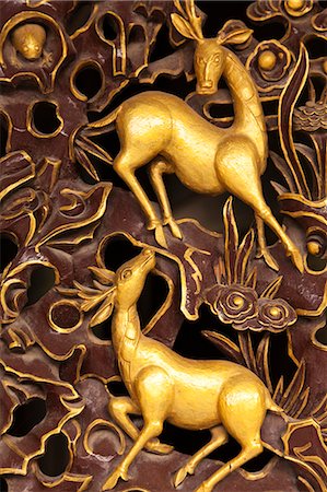 sculpter (art) - China, Yunnan, Jianshui. Decoration on a wooden door at the Zhu Family Garden hotel, an old Chinese mansion dating back to the Qing Dynasty, in Jianshui. Photographie de stock - Rights-Managed, Code: 862-06676282