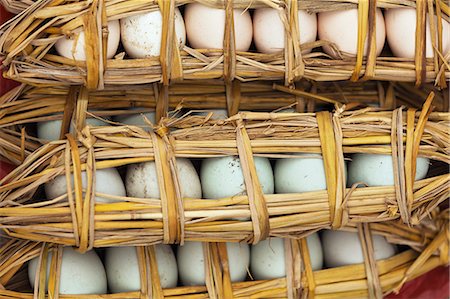 China, Yunnan, Yuanyang. Duck eggs wrapped in straw, Yuanyang. Photographie de stock - Rights-Managed, Code: 862-06676294