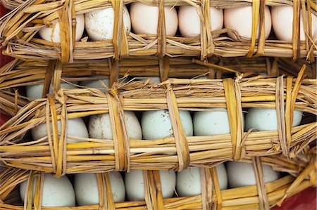 China, Yunnan, Yuanyang. Duck eggs wrapped in straw, Yuanyang. Photographie de stock - Rights-Managed, Code: 862-06676294