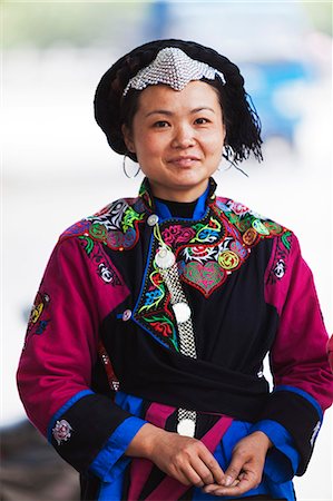 simsearch:862-06676228,k - China, Yunnan, Luchun. A girl of the Yi ethnic minority in Luchun. Fotografie stock - Rights-Managed, Codice: 862-06676305