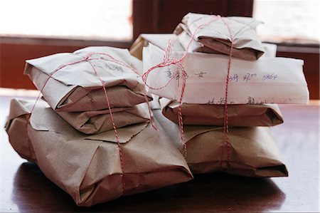 ficeler (lier) - China, Yunnan, Kunming. Medicines waiting for collection at Fu Lin Tang, the Old Pharmacy, which dates back to 1857, Kunming. Photographie de stock - Rights-Managed, Code: 862-06676347