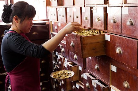 simsearch:862-06676255,k - China, Yunnan, Kunming. Preparing medicines at Fu Lin Tang, the Old Pharmacy, which dates back to 1857, Kunming. Stock Photo - Rights-Managed, Code: 862-06676343