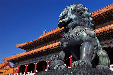 simsearch:862-05997092,k - Bronze Chinese male lion holding a ball with its right paw , guarding the entrance to the  Gate of Supreme Harmony in the background, the Forbidden City, Beijing, China. Foto de stock - Con derechos protegidos, Código: 862-06676356