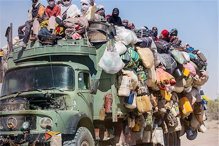 Chad, Kanem, Bahr el Ghazal, Sahel. A grossly over-loaded lorry travelling on the rough Bahr el Ghazal route from Faya. Stockbilder - Lizenzpflichtiges, Bildnummer: 862-06676379