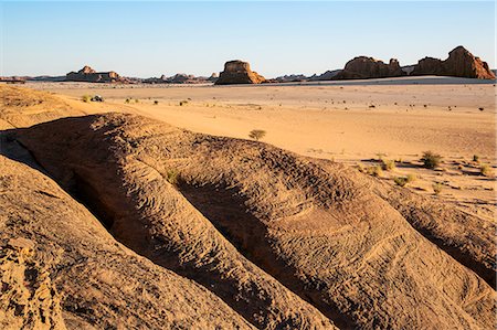 pinnacles desert - Chad, Sivre, Ennedi, Sahara. A scenic view from Sivre looking south towards Gaora Hallagana bathed in late afternoon sun. Foto de stock - Con derechos protegidos, Código: 862-06676397