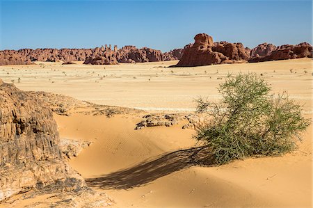 simsearch:862-06676480,k - Chad, Kernek, Ennedi, Sahara. Spectacularly eroded pink sandstone pinnacles of the Ennedi massif. Foto de stock - Con derechos protegidos, Código: 862-06676392