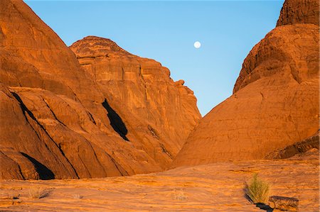simsearch:862-06676456,k - Chad, Gaora Hallagana, Ennedi, Sahara. A full moon above sandstone rocks soon after sunrise. Stock Photo - Rights-Managed, Code: 862-06676400