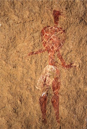 simsearch:862-06676462,k - Chad, Gaora Hallagana, Ennedi, Sahara. An ancient bichrome rock painting of a man wearing a decorated cape and lower garment. Foto de stock - Con derechos protegidos, Código: 862-06676402