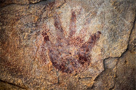 simsearch:862-06676417,k - Chad, Elikeo, Ennedi, Sahara. A handprint on a cave wall superimposing earlier white artwork. Probably early Pastoral Period. Foto de stock - Con derechos protegidos, Código: 862-06676416