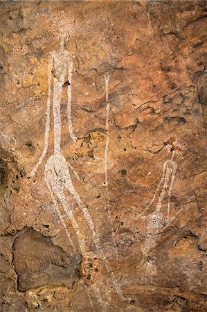 simsearch:851-02963287,k - Chad, Guili Dweli, Ennedi, Sahara. A painting of two figures with sun-shaped heads of a very unusual style. Photographie de stock - Rights-Managed, Code: 862-06676434