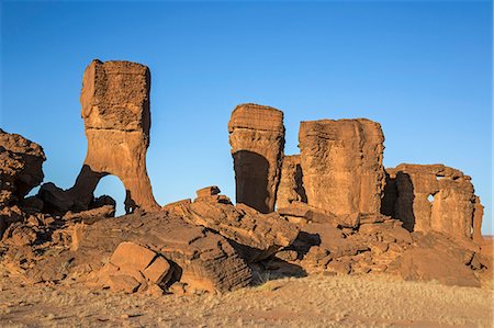 pinnacles desert - Chad, Abaike, Ennedi, Sahara. Weathered red sandstone columns and an arch. Foto de stock - Con derechos protegidos, Código: 862-06676446