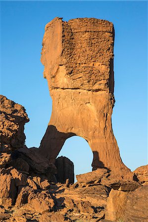simsearch:862-06676480,k - Chad, Abaike, Ennedi, Sahara. A weathered red sandstone column with an arch. Foto de stock - Con derechos protegidos, Código: 862-06676447