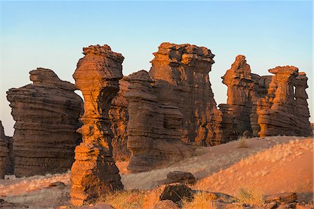 pinnacles desert - Chad, Abaike, Ennedi, Sahara. Red Palaeozoic sandstone sculptured by nature into spectacular landforms over thousands of years. Foto de stock - Con derechos protegidos, Código: 862-06676454