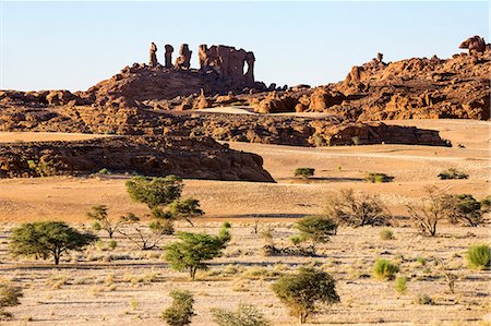 pinnacles desert - Chad, Abaike, Ennedi, Sahara. A ridge of Palaeozoic sandstone sculptured by nature into spectacular landforms over thousands of years. Foto de stock - Con derechos protegidos, Código: 862-06676455