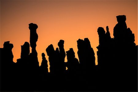 simsearch:862-06676393,k - Chad, Abaike, Ennedi, Sahara. A striking cluster of weathered sandstone columns at dawn. Foto de stock - Con derechos protegidos, Código: 862-06676452