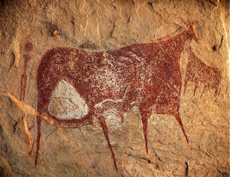 Chad, Terkei East, Ennedi, Sahara. A large bichrome painting of cows and a figure holding a lance on the ceiling of a vast rock shelter. Stockbilder - Lizenzpflichtiges, Bildnummer: 862-06676489