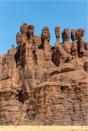 simsearch:862-06676493,k - Chad, Kachabi, Ennedi, Sahara. A striking array of weathered red sandstone columns and pinnacles on a cliff near Kachabi. Fotografie stock - Rights-Managed, Codice: 862-06676481