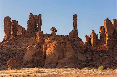 simsearch:862-06676393,k - Chad, Chigeou, Ennedi, Sahara. A ridge of weathered red sandstone columns in a desert landscape. Foto de stock - Con derechos protegidos, Código: 862-06676496