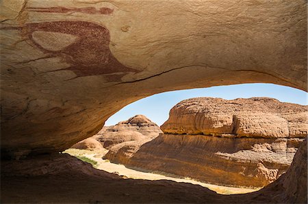 Chad, Terkei East, Ennedi, Sahara. A huge painting of cows and human figures on the ceiling of a large rock shelter. Photographie de stock - Rights-Managed, Code: 862-06676490