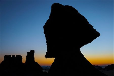 simsearch:862-06676393,k - Chad, Chigeou, Ennedi, Sahara. A giant rock feature of balancing sandstone. Foto de stock - Con derechos protegidos, Código: 862-06676502