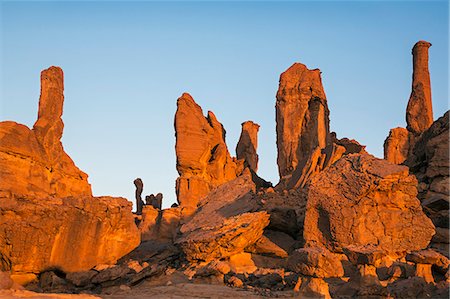 Chad, Chigeou, Ennedi, Sahara. Sculptured columns of red sandstone. Stockbilder - Lizenzpflichtiges, Bildnummer: 862-06676503