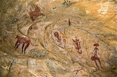 Chad, Tchad, Terkei West, Ennedi, Sahara.  Ancient rock art painted on the domed ceiling of a small cave or shelter. Photographie de stock - Rights-Managed, Code: 862-06676535