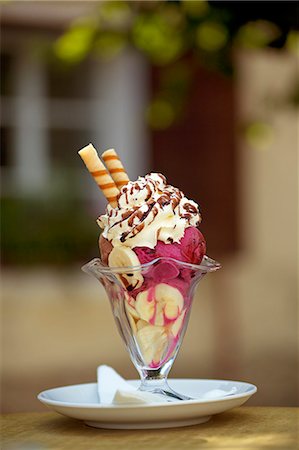 sundae - Czech Republic, South Moravia, Lysice. Enjoying an ice-cream in the surroundings of the State Castle of Lysice Foto de stock - Con derechos protegidos, Código: 862-06676598