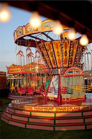 UK, Wiltshire. Chair-O-planes and pony carousel rides at a traditional English steamfair. Photographie de stock - Rights-Managed, Code: 862-06676690