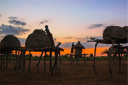 Dawn at the granaries of a Dassanech village in the Omo Delta, Ethiopia Photographie de stock - Rights-Managed, Code: 862-06676715