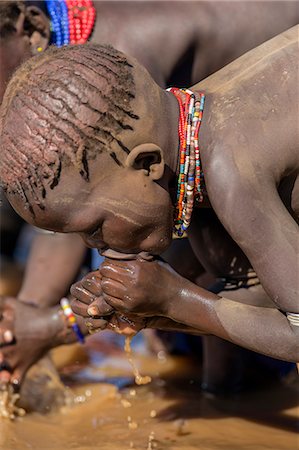 simsearch:862-06676698,k - A young Dassanech girl drinking dirty water from the Omo River, Ethiopia Photographie de stock - Rights-Managed, Code: 862-06676726