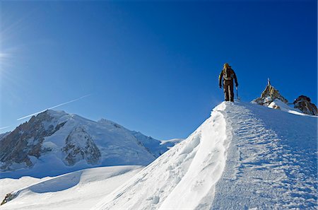 simsearch:862-03711424,k - Europe, France, French Alps, Haute-Savoie, Chamonix, Aiguille du Midi,  climber walking on the ridge Foto de stock - Con derechos protegidos, Código: 862-06676757