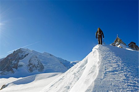 simsearch:862-08718843,k - Europe, France, French Alps, Haute-Savoie, Chamonix, Aiguille du Midi,  climber walking on the ridge Photographie de stock - Rights-Managed, Code: 862-06676757