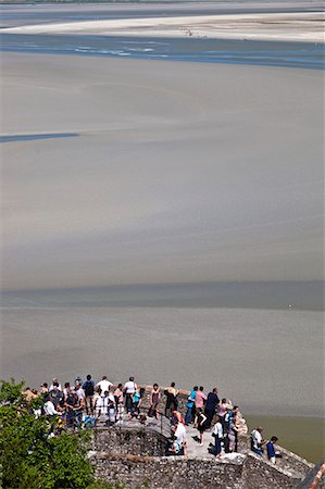 simsearch:859-03839113,k - Overview of the  ramparts of Mont Saint Michel and the tidal flats in the English Channel viewed from the mid level steps of Mont Saint Michel, Le Mont Saint Michel, Basse Normandie, France. Foto de stock - Con derechos protegidos, Código: 862-06676798