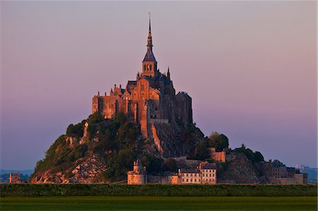 Mont Saint Michel  at sunset from La Poultiere, Saint Marcan, Bretagne, France. Photographie de stock - Rights-Managed, Code: 862-06676792