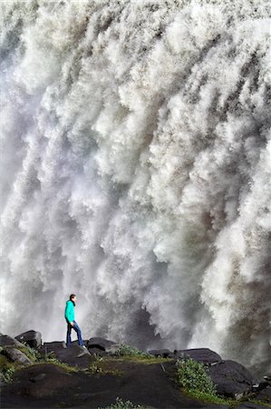 Tourist views Dettifoss waterfall in Northern Iceland. Foto de stock - Con derechos protegidos, Código: 862-06676805