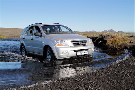 ford - 4WD vehicle fording a glacial river in the Central Highlands of Iceland enroute to the explosion crater of Askja. Foto de stock - Con derechos protegidos, Código: 862-06676806