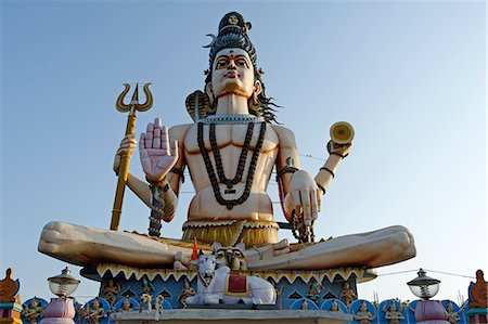 India, Madhya Pradesh, Omkareshwar. A huge statue of the Hindu god Shiva, known as the Shiv Pratima, dominates the Maa Rajrajeshwari temple at Omkareshwar, an island in the Narmada River. Stock Photo - Rights-Managed, Code: 862-06676816