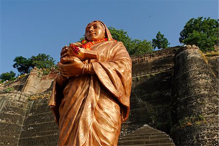 India, Madhya Pradesh, Maheshwar. At the foot of Ahilya Fort beside the Narmada River, a statue comemorates the life of Ahilya Bai Holkar. Stock Photo - Rights-Managed, Code: 862-06676813