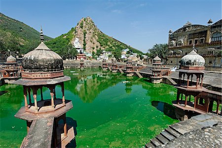 India, Rajasthan, Alwar. A large water tank with pleasure pavilions stands behind Alwar's City Palace at the foot of steep hills. Foto de stock - Direito Controlado, Número: 862-06676822