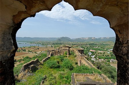 simsearch:700-06782177,k - India, Rajasthan, Tehla. Ruined yet atmospheric Tehla Fort overlooks a small town of the same name near Mansarovar Lake. Foto de stock - Con derechos protegidos, Código: 862-06676836