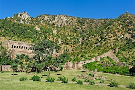 simsearch:700-06782177,k - India, Rajasthan, Bhangarh. This little-visited and part-ruined medieval town at the foot of the Aravalli Hills is believed to be one of the most haunted places in India. Foto de stock - Con derechos protegidos, Código: 862-06676838