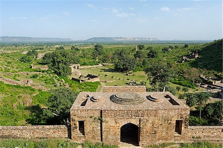 simsearch:700-06782177,k - India, Rajasthan, Bhangarh. This little-visited and part-ruined medieval town at the foot of the Aravalli Hills is believed to be one of the most haunted places in India. Foto de stock - Con derechos protegidos, Código: 862-06676832