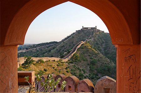 rajasthan - India, Rajasthan, Jaipur, Amber. Viewed from a watchtower on the long crenellated walls surrounding Amber Fort, the lofty walls of the Charbagh gardens in neighbouring Jaigarh Fort top a barren ridge. Stockbilder - Lizenzpflichtiges, Bildnummer: 862-06676849