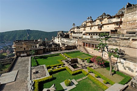 India, Rajasthan, Bundi. The small formal gardens of the Ummed Mahal, a small palace containing the Chitrasala with its celebrated wall muralss. Photographie de stock - Rights-Managed, Code: 862-06676851