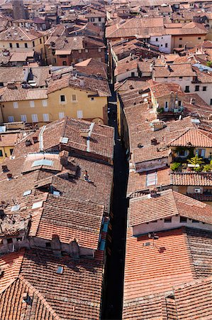 simsearch:862-06542512,k - Italy, Lucca. A narrow street wending its way through the tightly packed houses. Foto de stock - Con derechos protegidos, Código: 862-06676875