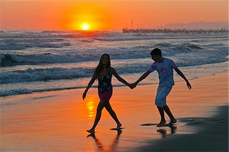 people walking on the beach sunset - Italy, Forte dei Marmi. A romantic stroll along the beach at sunset. Photographie de stock - Rights-Managed, Code: 862-06676879