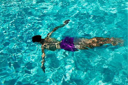 Italy, Forte dei Marmi. A young man enjoying a refreshing swim in a pool. Photographie de stock - Rights-Managed, Code: 862-06676870