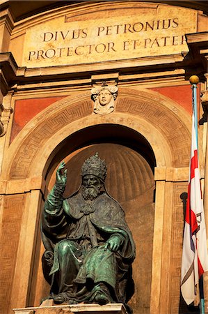 pape (religion) - Italy, Emilia Romagna, Bologna; Detail of Sculpture in the main square Photographie de stock - Rights-Managed, Code: 862-06677048