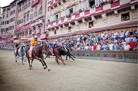 piazza del campo - Italy, Tuscany, Siena district, Siena, Piazza del Campo. The Palio. Photographie de stock - Rights-Managed, Code: 862-06677119