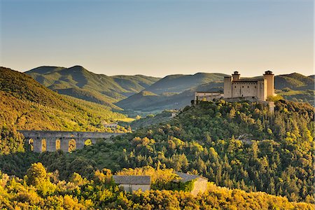 Italy, Umbria, Perugia district, Spoleto, Rocca Albornoz and Ponte delle Torri Fotografie stock - Rights-Managed, Codice: 862-06677140